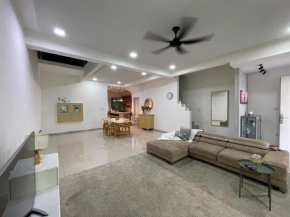 Rumah Burong - A spacious homestay in Sendayan